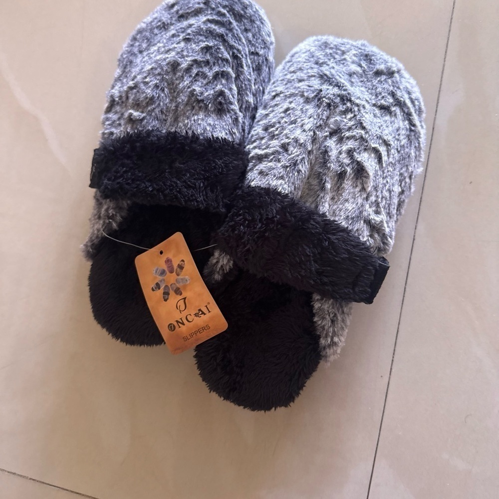 Sleepers Black and Gray Sandals  indoor puffers size 8